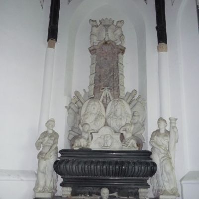 Op dit grafmonument van de gebroeders Ockerse in de kerk van Dreischor.