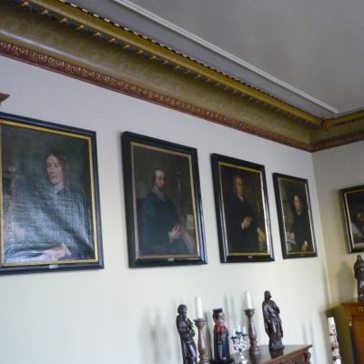 Voor de Parochie St. Jans Onthoofding en H.Kruisverheffing heeft Serin een tweetal Pastoorsportretten gemaakt die nog steeds in situ hangen.